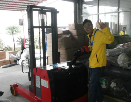 肇慶知名鞋業(yè)廠采購我司前移式電動叉車一輛